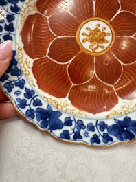 Five Chinese iron-red, blue and white plates with floral design, Qianlong/Jiaqing