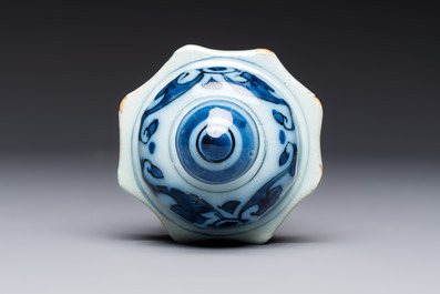 A blue and white Dutch Delft covered vase and two polychrome plates, 17/18th C.