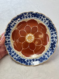 Five Chinese iron-red, blue and white plates with floral design, Qianlong/Jiaqing