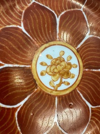 Five Chinese iron-red, blue and white plates with floral design, Qianlong/Jiaqing