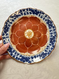 Five Chinese iron-red, blue and white plates with floral design, Qianlong/Jiaqing
