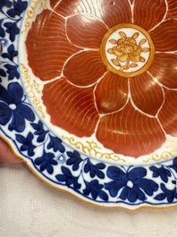 Five Chinese iron-red, blue and white plates with floral design, Qianlong/Jiaqing