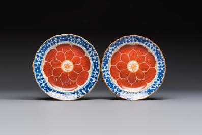 Five Chinese iron-red, blue and white plates with floral design, Qianlong/Jiaqing