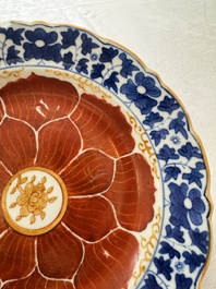 Five Chinese iron-red, blue and white plates with floral design, Qianlong/Jiaqing