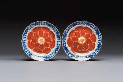 Five Chinese iron-red, blue and white plates with floral design, Qianlong/Jiaqing