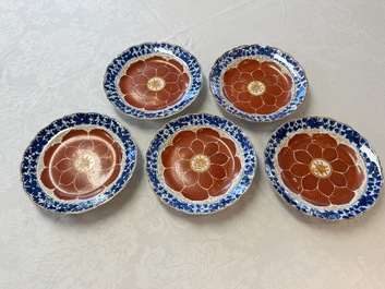 Five Chinese iron-red, blue and white plates with floral design, Qianlong/Jiaqing