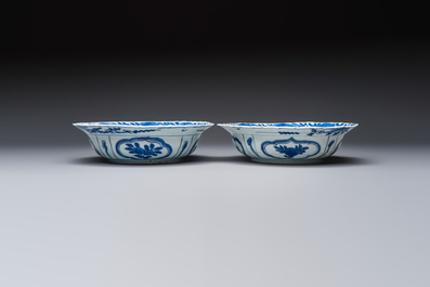 A pair of Chinese blue and white 'Klapmuts' bowls with deer design, Wanli