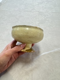 An Italian incised slipware footed bowl, 16/17th C.