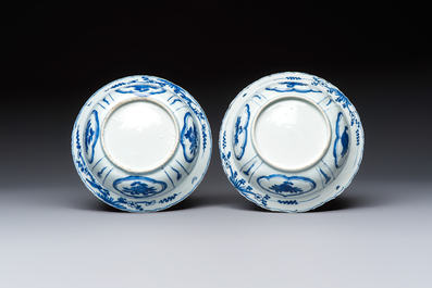 A pair of Chinese blue and white 'Klapmuts' bowls with deer design, Wanli