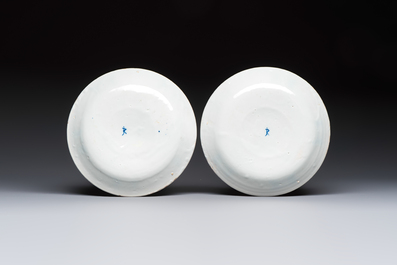 A blue and white Dutch Delft covered vase and two polychrome plates, 17/18th C.