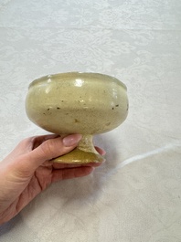 An Italian incised slipware footed bowl, 16/17th C.