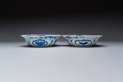 A pair of Chinese blue and white 'Klapmuts' bowls with deer design, Wanli