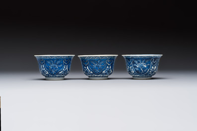 11 Chinese blue and white cups and 10 saucers, Kangxi and jade marks, 18/19th C.