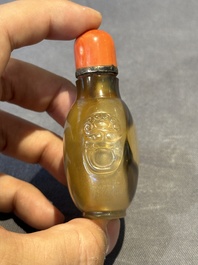 Six various Chinese agate, jade and glass snuff bottles, 19/20th C.