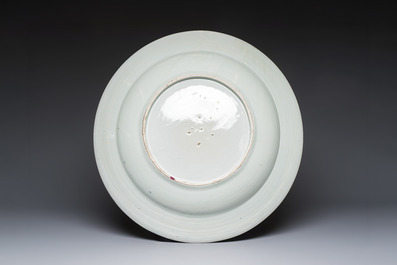 A massive Japanese Arita blue and white gilt-decorated dish with floral design, Edo, 17th C.