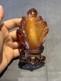 Six various Chinese agate, jade and glass snuff bottles, 19/20th C.