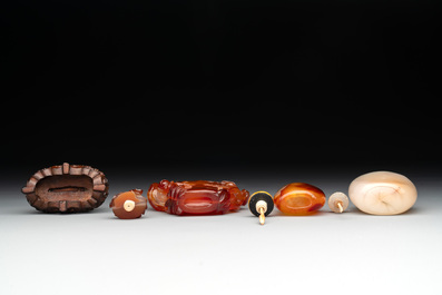 Six various Chinese agate, jade and glass snuff bottles, 19/20th C.