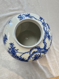 A Chinese blue and white 'Monkeys' vase, Man Tang Fu Ji 滿堂福記 mark, 19th C.