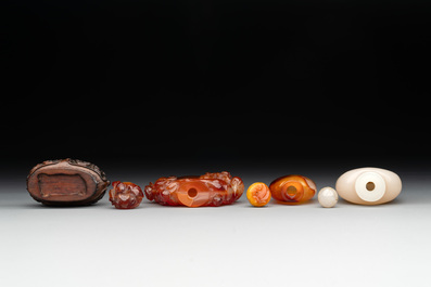 Six various Chinese agate, jade and glass snuff bottles, 19/20th C.