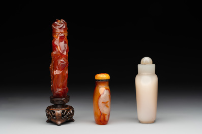 Six various Chinese agate, jade and glass snuff bottles, 19/20th C.