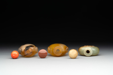 Six various Chinese agate, jade and glass snuff bottles, 19/20th C.