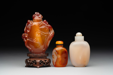Six various Chinese agate, jade and glass snuff bottles, 19/20th C.