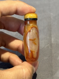 Six various Chinese agate, jade and glass snuff bottles, 19/20th C.