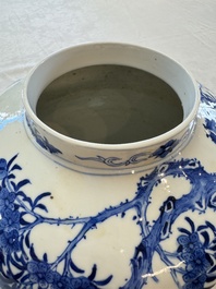A Chinese blue and white 'Monkeys' vase, Man Tang Fu Ji 滿堂福記 mark, 19th C.