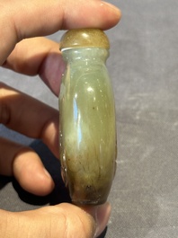 Six various Chinese agate, jade and glass snuff bottles, 19/20th C.