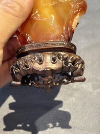 Six various Chinese agate, jade and glass snuff bottles, 19/20th C.