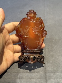Six various Chinese agate, jade and glass snuff bottles, 19/20th C.