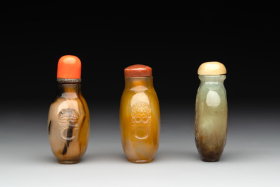 Six various Chinese agate, jade and glass snuff bottles, 19/20th C.