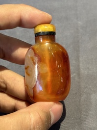 Six various Chinese agate, jade and glass snuff bottles, 19/20th C.