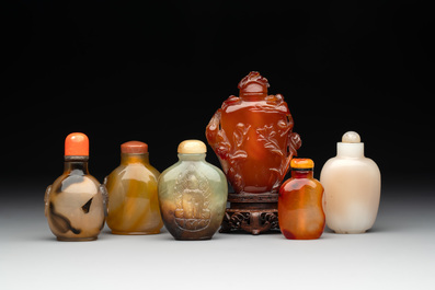 Six various Chinese agate, jade and glass snuff bottles, 19/20th C.