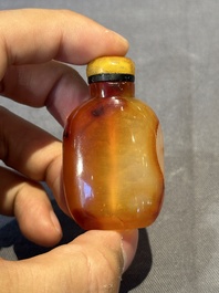 Six various Chinese agate, jade and glass snuff bottles, 19/20th C.