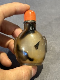 Six various Chinese agate, jade and glass snuff bottles, 19/20th C.