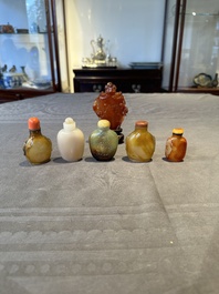 Six various Chinese agate, jade and glass snuff bottles, 19/20th C.