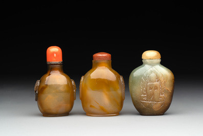 Six various Chinese agate, jade and glass snuff bottles, 19/20th C.