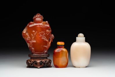 Six various Chinese agate, jade and glass snuff bottles, 19/20th C.