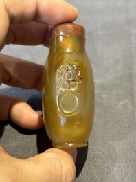 Six various Chinese agate, jade and glass snuff bottles, 19/20th C.