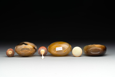 Six various Chinese agate, jade and glass snuff bottles, 19/20th C.
