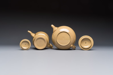 A 24-piece English Spode mocha-ground and gilt coffee and tea service, 19th C.