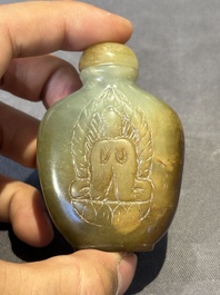Six various Chinese agate, jade and glass snuff bottles, 19/20th C.