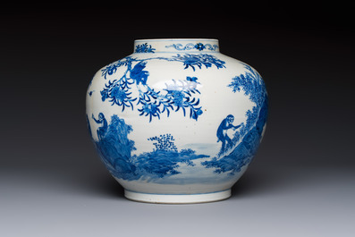A Chinese blue and white 'Monkeys' vase, Man Tang Fu Ji 滿堂福記 mark, 19th C.