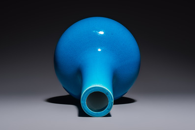 A Japanese Awaji orange-glazed brush washer, marked, and a blue-glazed vase, 19/20th C.