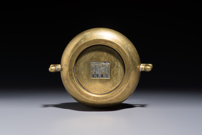 A Chinese bronze handled censer and stand, 17/18th C.