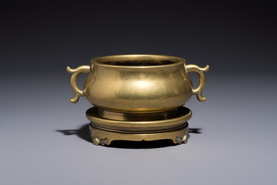 A Chinese bronze handled censer and stand, 17/18th C.