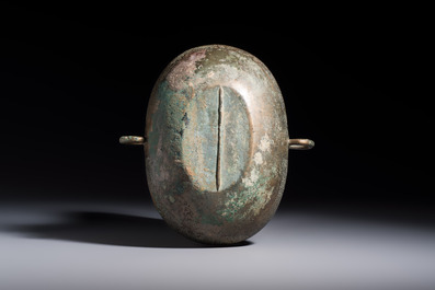 A Chinese archaic bronze two-handled cup with 'Leiwen' design, late Spring and Autumn period