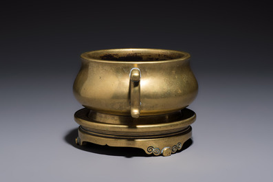 A Chinese bronze handled censer and stand, 17/18th C.