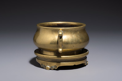 A Chinese bronze handled censer and stand, 17/18th C.